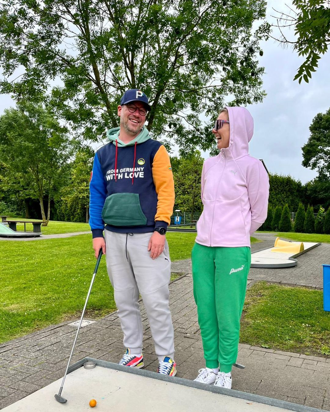 Sven und Joyce beim Minigolf