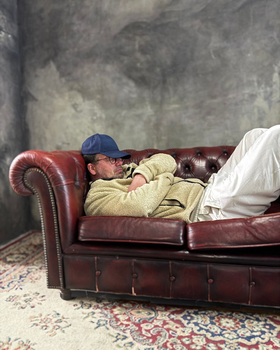 Sven schläft auf der Couch